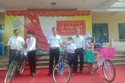 Hộ khuyến học tặng xe đạp và trao học bổng cho học sinh nghèo hiếu học.
